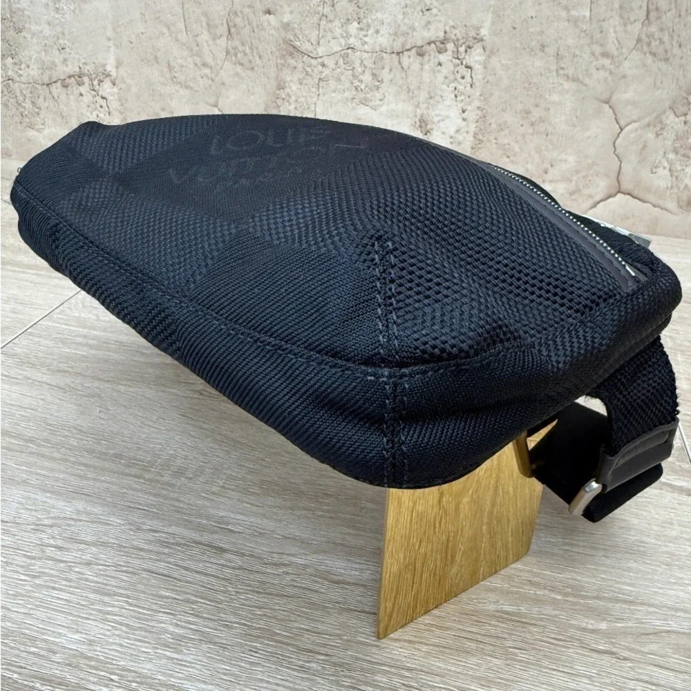 LOUIS VUITTON Black Damier Geant
Archer Waist Bag Unisex - Picture 6 of 11